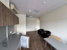 Büroopind kolme eraldi seisva kabinetiga