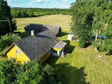 Pakkumises olev kinnistu on tavapärasest suurem, pea 6,5 ha, ja sellel paiknevad elamu, ait, laut, 