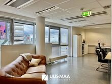 VÄIKE BÜROO ESINDUSLIKUS ÄRIMAJAS, PARKIMINE HINNAS