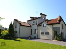Müüa eramu Kuressaare lossipargi läheduses