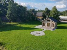 Tallinnast ca 1h autosõidu kaugusel.