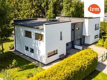 Müüa väga hea asukohaga ning kena aiaga majaosa Kakumäel!