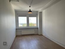 Esimesed 2 kuud üürihind on 181,65 eur ja edasi 207,60 eur

2 ühendatud hoonet: 8-korruseline bü