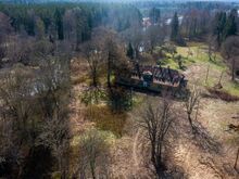 Kinnistu piirneb Luiste paisjärvega