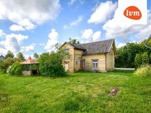 Kaks kõrvuti krunti koos hoonega Mõisaküla keskuses