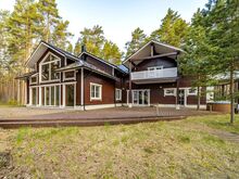 Müüa on hubane ja avar kahekorruseline maja suure metsase krundiga maalilises asukohas Peipsi jär