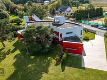 Pool hektarit merega piirnevat kinnistut ja basseiniga maja!