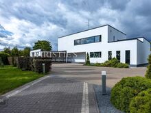 Stiilne basseiniga villa mereäärses Viimsis