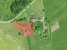 Ugala kinnistu asub Viljandimaal Vardja külas, Viljandi linnast ca 8 km kaugusel