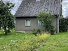 Müüdav maja asub Tapa linna rahulikus eramajade piirkonnas ning jalutuskäigu kaugusel linnasüdam