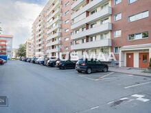 Valgusküllane kodu roheliste vaadetega.