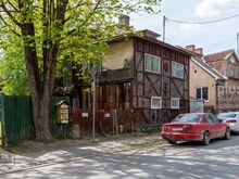 Müüdaval kinnistul asub kaks amortiseerunud hoonet:
EHR andmete järgi 8 toaga üksikelamu 154,4 m