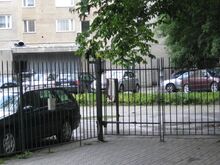 Parklakoht aiaga piiratud kinnises parklas