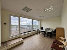 Büroopind kolme eraldi seisva kabinetiga