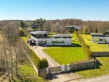 Suure kinnistuga privaatne maja mere ääres