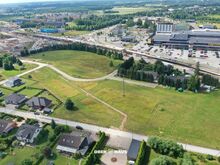 Müüa ärimaa Lõunakeskuse vastas.