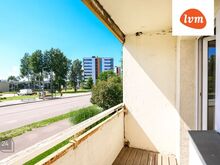 Läbi maja planeeringu, eraldiasetsevate tubade ja rõduga korter.