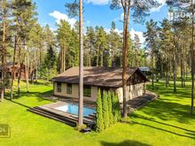 Keskmisest suurem kõrghaljastusega krunt. Energiamärgis A.