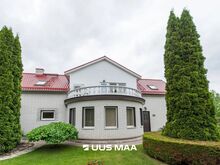 ERIPROJEKTIGA AINULAADNE MAJA KÕRGHALJASTATUD AIAGA.