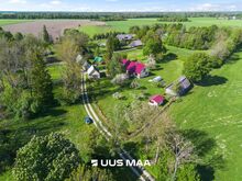 Hubane maamaja suurel kinnistul rahulikus piirkonnas