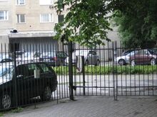 5 parklakohta aiaga piiratud kinnises parklas