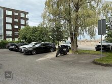 Tõkkepuuga parkla.