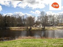 Väike maja paisjärve kaldal