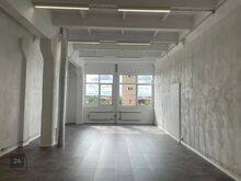 Anname üürile üldpinnaga 85m² ja kõrgete lagedega ja hubase äripinna Pärnu mnt lähedal!



�