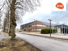 Avar, suure katuseterrassiga korter otse Vallikraavi kaldal.