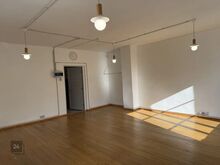 Esimesed kolm kuud 13 eur/m2 järgmised 3 kuud 15 eur/m2 ja siis 18 eur/m2

Hoone asub mõneminutili