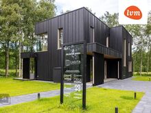 MÜÜA ENERGIATÕHUS NING ERILISTE PÄIKESEKAITSESÜSTEEMIDEGA MAJA!