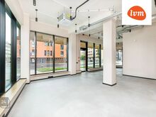 Omaette sissepääs, vitriinaknad suure liiklusega ristmikul!