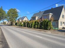 Raeküla alguses super heas asukohas majaosa!