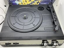 Vinüülplaadi mängija/raadio