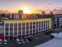 Suurte akendega ruumid kesklinna piirkonnas