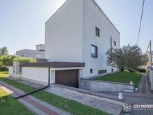 RAHULIKU ASUKOHAGA MAJA KOOS GARAAŽIGA!