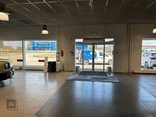 Viljandis peatänava ääres,   suur äripind