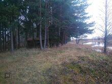 Elamumaa jõe kaldal peipsi ääres