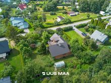 Hubane suvila männimetsa ääres Laulasmaal.