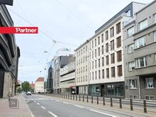 Vitriinakendega kaubanduspind otse tänavalt sissepääsuga