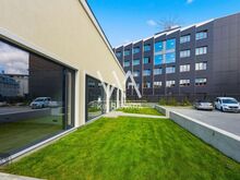 Loft kõrgete lagede ja oma sissepääsuga