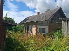 Pikalt tühjalt seisnud taluhoone
