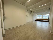 Anname üürile üldpinnaga 84,4m² ja kõrgete lagedega ja hubase äripinna Pärnu mnt lähedal!


