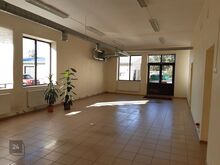 Saadaval 3 eraldi ruumi sissepääsuga otse tänavalt:

1) 84 m2

2) 112 m2

3)

Üürihinnale lisan