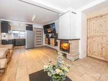 Maja metsaroheluse keskel, Tallinna lähedal