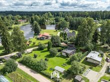 Suur maaüksus järve lähedal