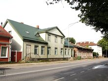 Kaks kõrvuti asuvat korteriomandit.