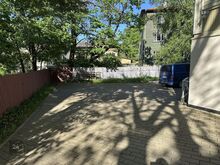 Parkimiskoht südalinnas asuva maja hoovis