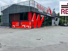 Hea nähtavusega eraldiseisev ärihoone koos välialaga.