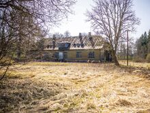 Kinnistu piirneb Luiste paisjärvega
